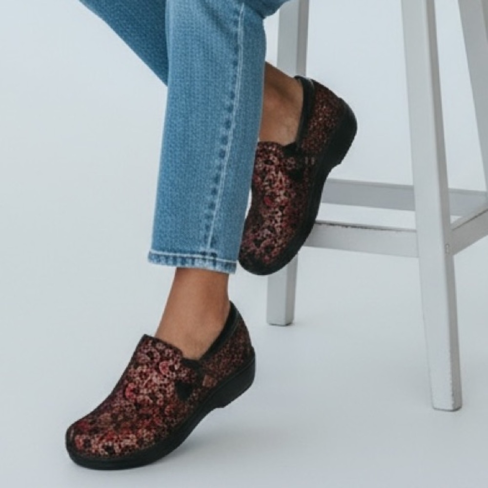 ALEGRIA KARA DRAMA RED & GOLD METALLIC PRINT - SIZE 40 - COMFY & NON‎ MARKING S2